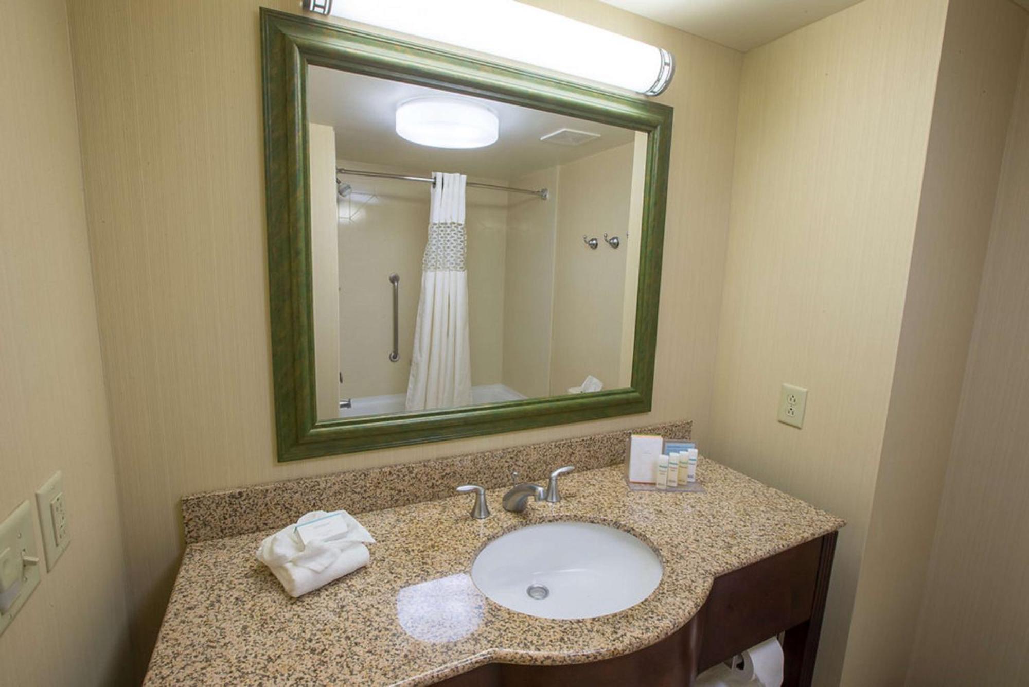Hampton Inn & Suites Berkshires-Ленокс Екстер'єр фото